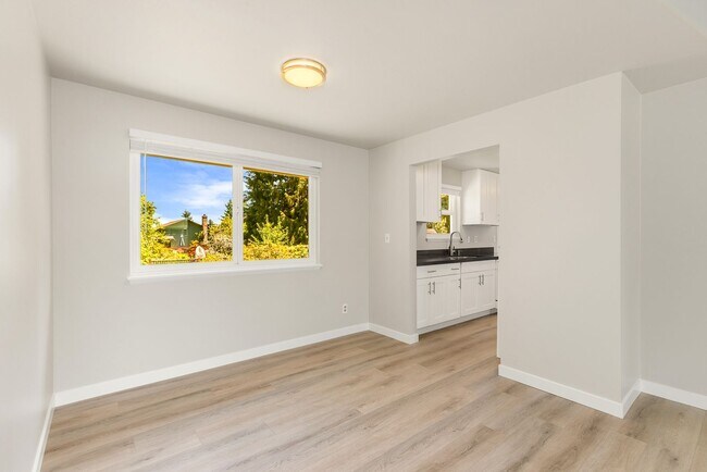 Building Photo - Crown Hill 3 Bedroom Daylight Basement Home