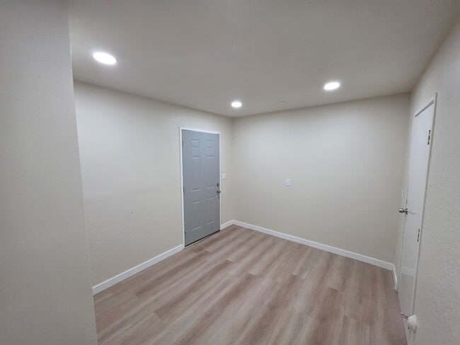 Building Photo - Beautiful 3 Bed, 2 Bath condo with 2 car garage & laundry