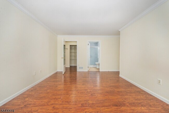 Building Photo - 603 Porter Way W