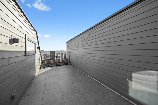 Building Photo - 4240 W Belmont Ave