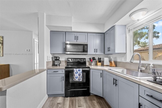 Building Photo - 1208 NE 5th Ave