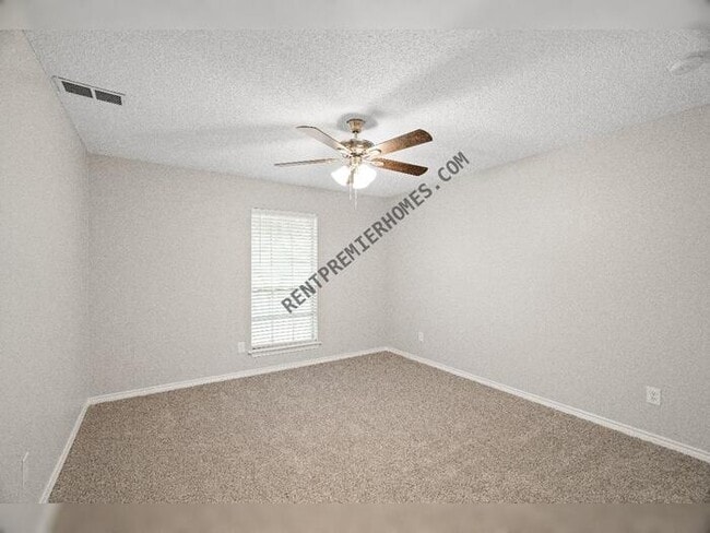Building Photo - 1410 Pine Hill Dr