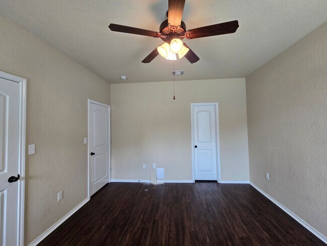 Building Photo - 3/2/2 Duplex Close To Creekside Shopping C...