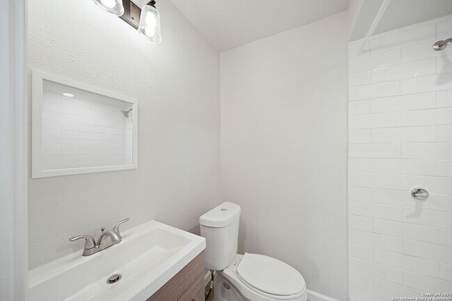 Building Photo - Charming Home Awaits: Spacious & Modern Li...