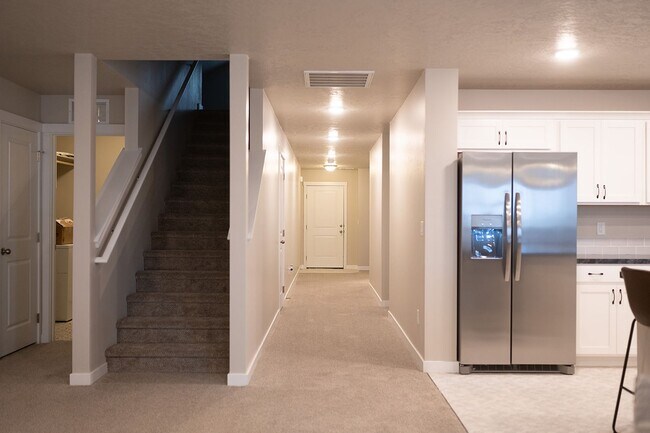 Building Photo - 4 bed 2 bath with bonus room