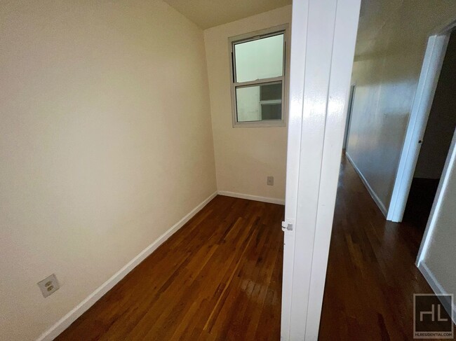 Building Photo - 5BR 1BA Historic Commerical Residential Zo...