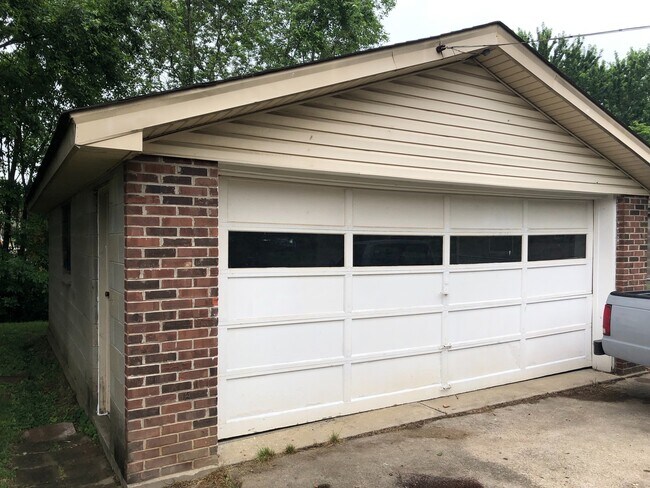 Building Photo - Nice 3 Bedroom 1 Bathroom Ranch