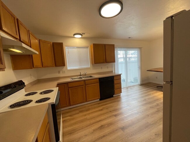 Building Photo - 3 Bedroom Townhome by BYU