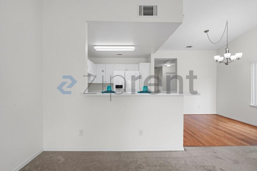 Building Photo - Unit