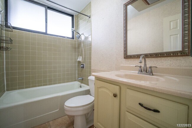 Building Photo - CONVENIENTLY LOCATED 1BR/1BA/1PKG UNIT IN THE CENTRE COURT CONDOMINIUM IN HALAWA