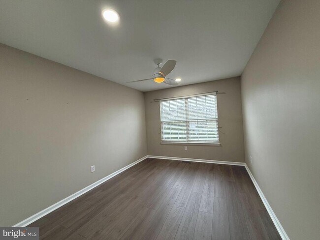 Building Photo - 122 Providence Ln