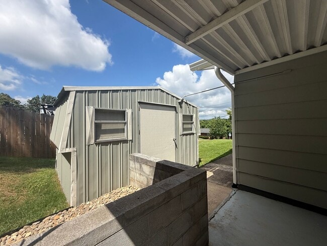 Building Photo - Stunningly Renovated 3 Bed, 2 Bath Home in...