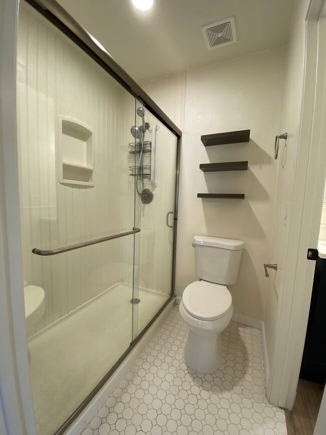 Building Photo - Tastefully Renovated Townhouse Available t...