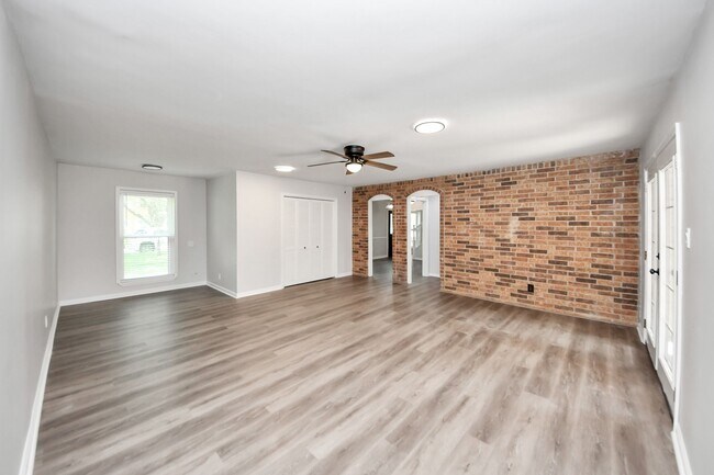 Building Photo - 3923 Cypress Lake Dr