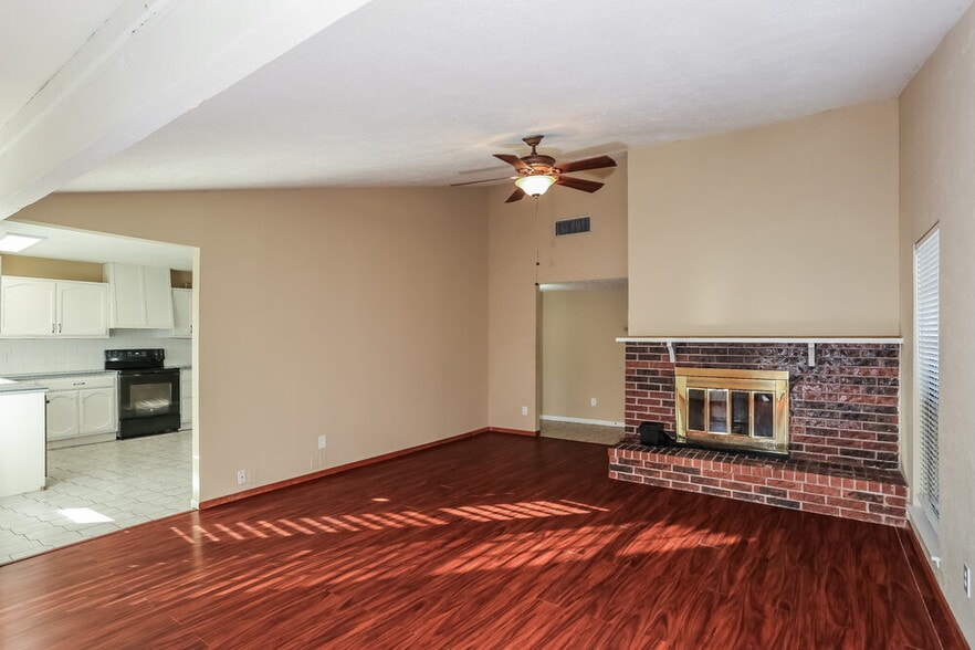 Building Photo - 1913 Sandra Ln