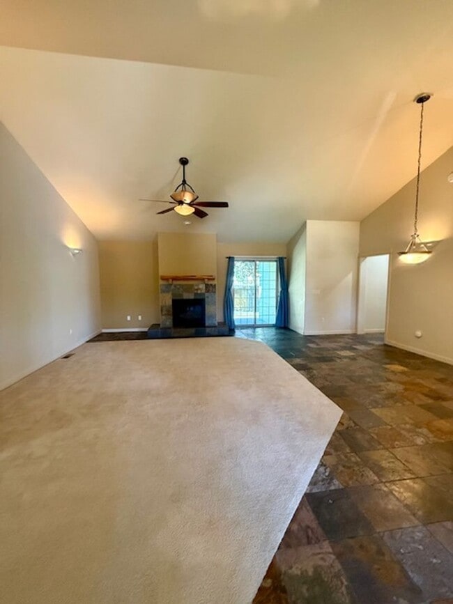 Building Photo - Charming 3 Bedroom Single-Level Home in Ba...