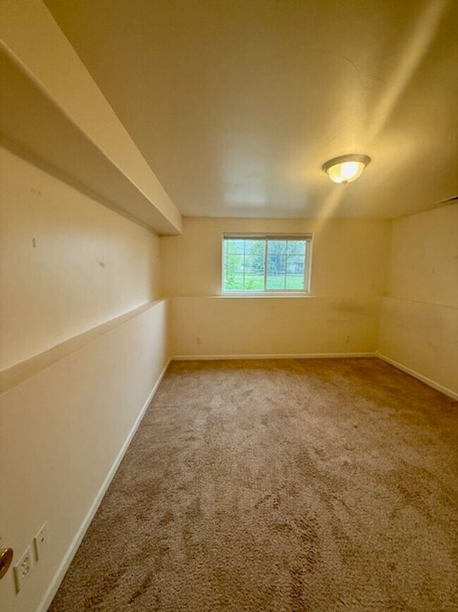 Building Photo - Spacious 4 Bed / 3 Bath Duplex on 1 Acre –...