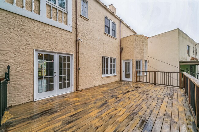 Building Photo - 496 Crestlake Dr