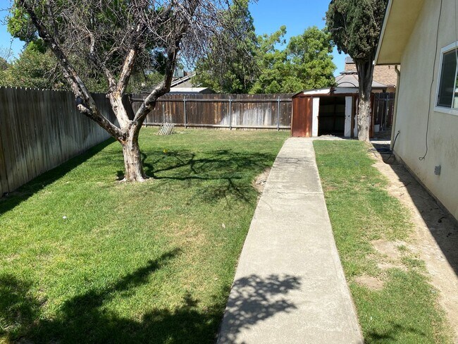 Building Photo - Spacious home in Northeast Hanford, central air, quiet cul-de-sac lot!