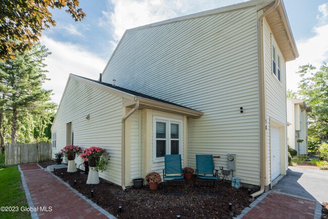 Building Photo - 18 Jaipur Ln