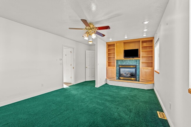 Building Photo - Spacious 4 Bedroom Home in Quiet Orem Neighborhood