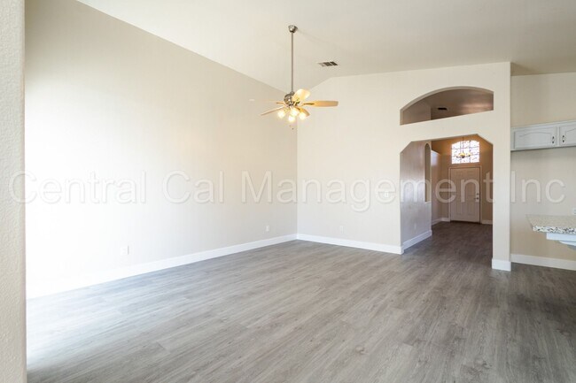 Building Photo - 3 Bedroom/2 Bath Home in the Southwest - $2295 Per Month!