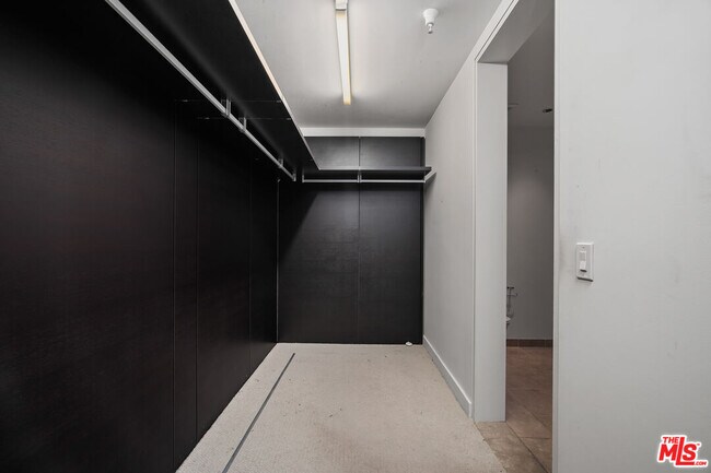 Building Photo - 6250 Hollywood Blvd