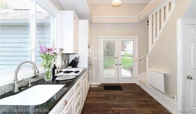 Building Photo - 212 S Pontiac Trail