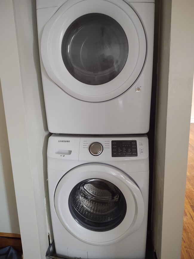 Full size washer and dryer in unit - 1721 Nicholson Pl