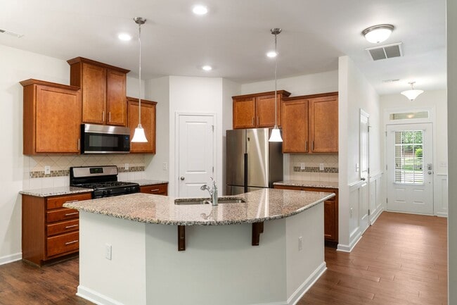 Building Photo - 3be / 2.5ba Townhouse with Screened Porch and Community Pool in North Durham