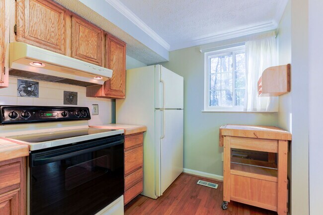 Building Photo - Bright and Spacious Townhome Living Near Reston