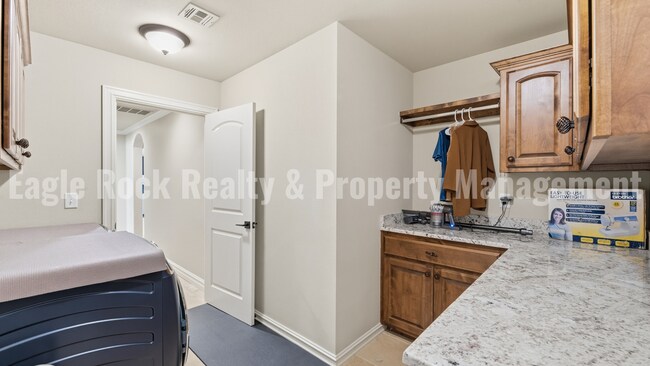 Building Photo - Owasso Executive Home for Rent (6beds/3.5baths)