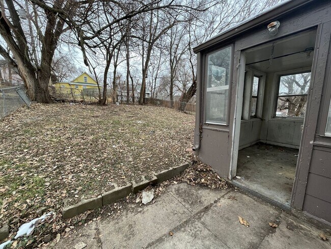 Building Photo - Cute 2 Bedroom Cottage!
