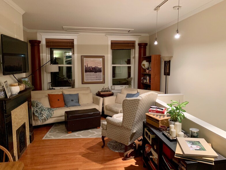 Primary Photo - 1039 N 4th St