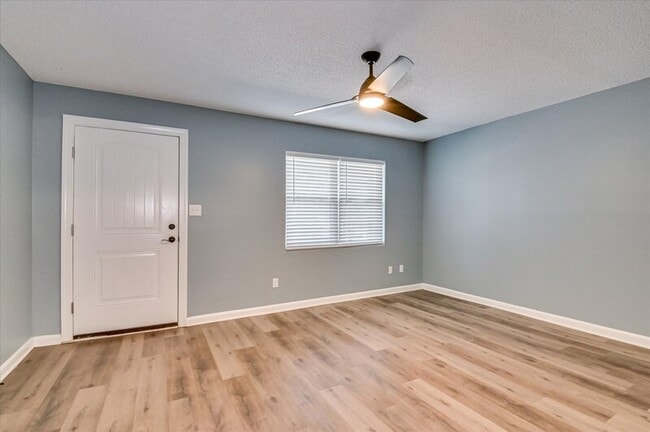 Building Photo - 2572 Tara Heights Cir