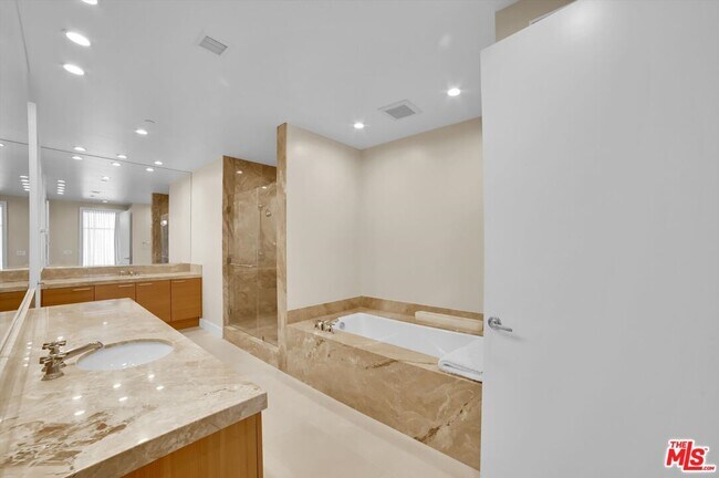 Building Photo - 10776 Wilshire Blvd