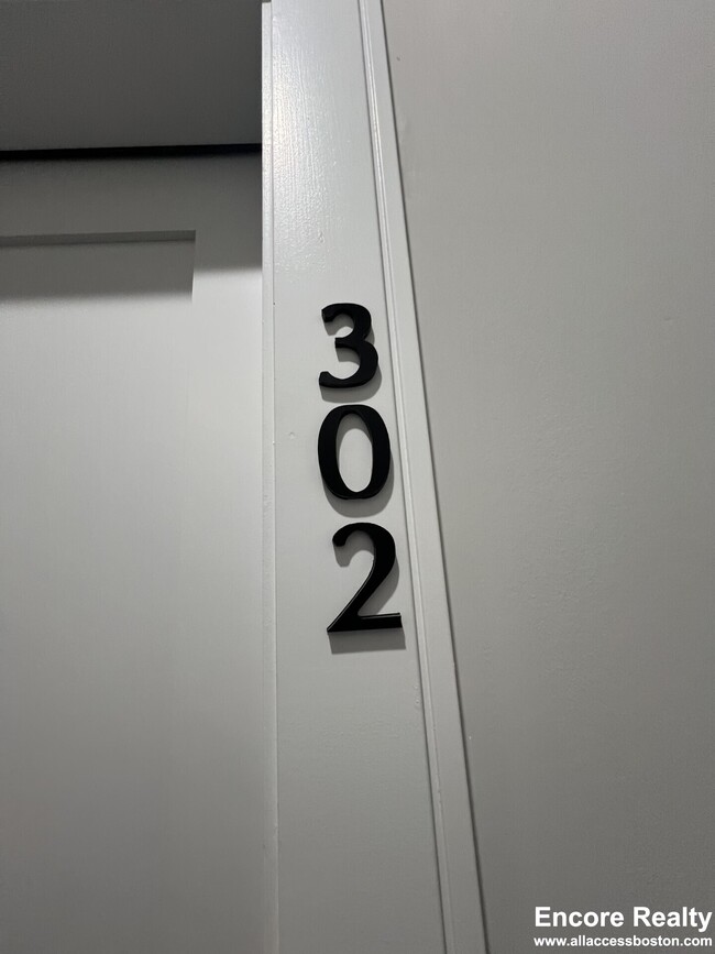 Building Photo - 157 Everett St