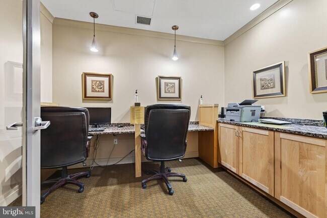 Building Photo - 2220 Fairfax Dr