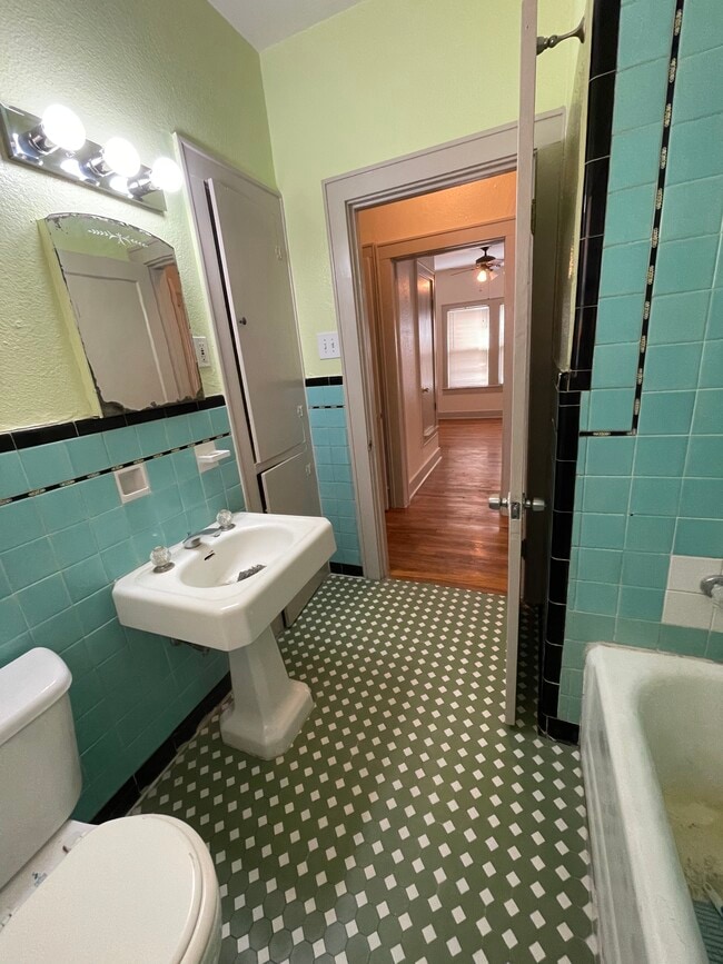 Building Photo - 713 E Elmira St