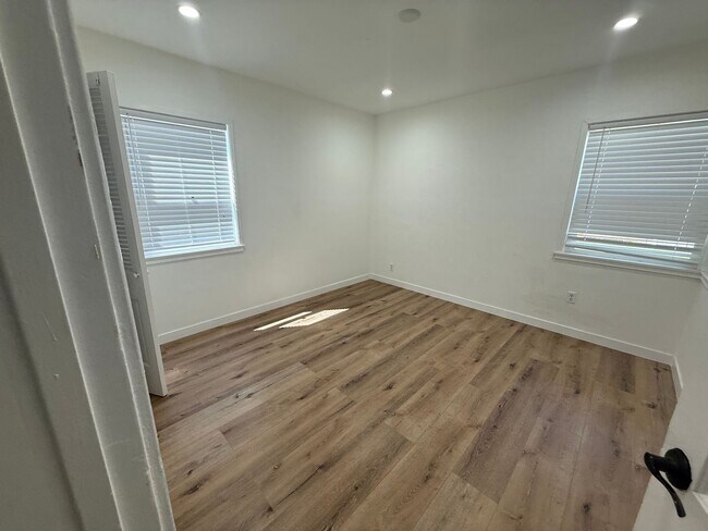 Building Photo - 3B2B House in Toluca Lake/NoHo