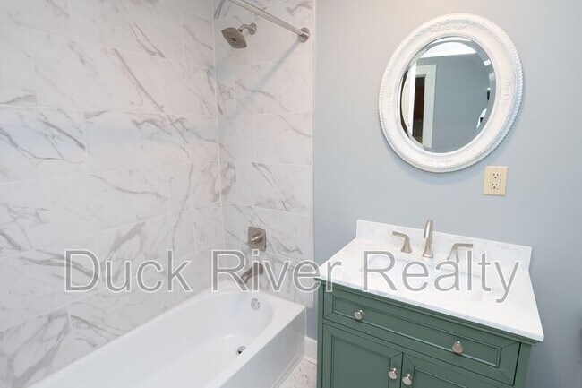 Building Photo - 504 W 6th St