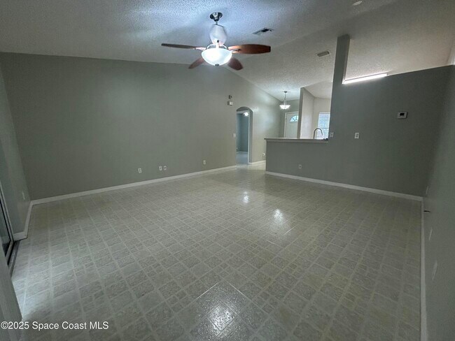 Building Photo - 610 Benton Dr