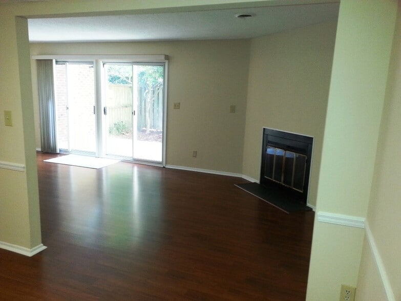 Living room - 910 Dolphin Ct