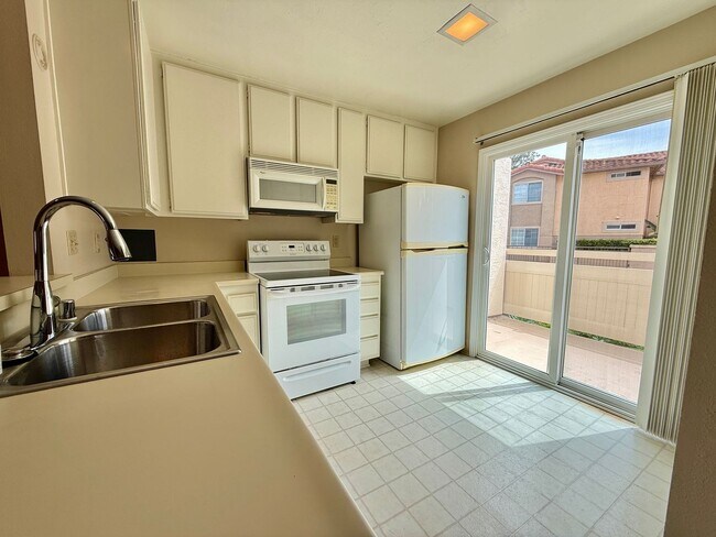 Building Photo - Spacious & Move In Ready 2BD Townhome! New Carpet! Full Size in Unit Washer/Dryer! Attached Garage!
