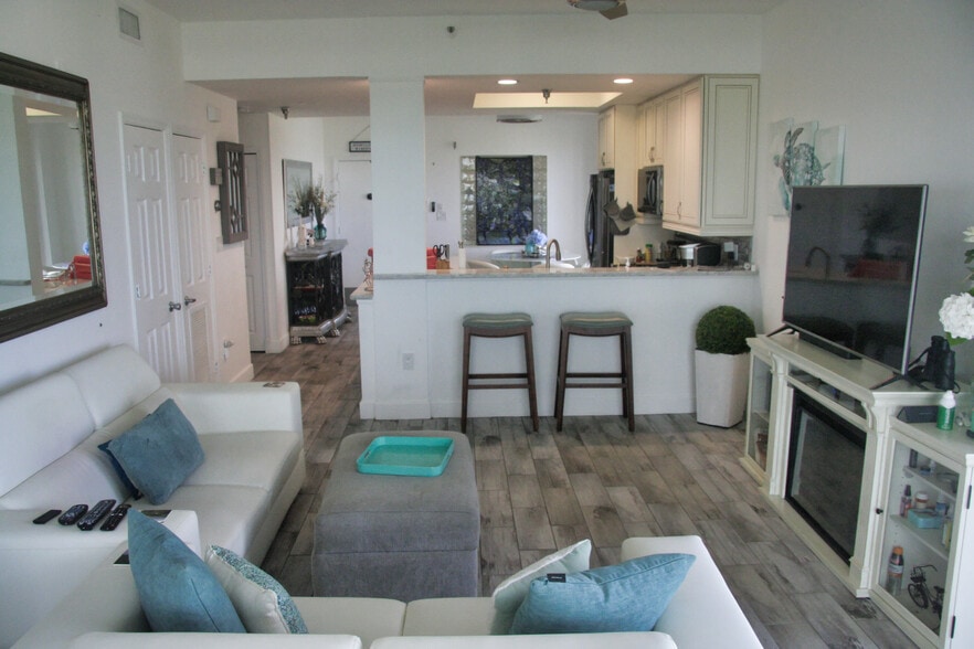 stool facing kitchen - 104 Surfview Dr