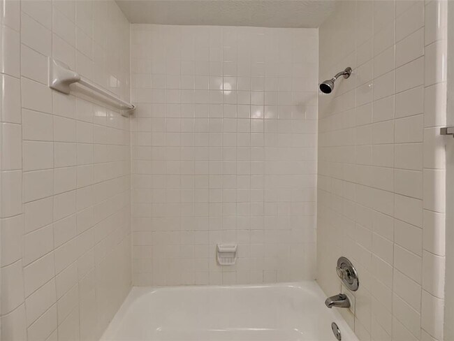 Building Photo - 17602 Coventry Oaks Dr