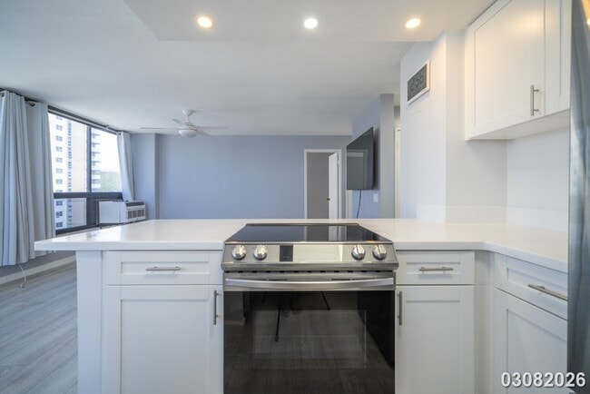 Building Photo - $3,500 / 2br - 896ft2 - Renovated and Modern 2BR/2BA/1PKG unit in the Royal Capito