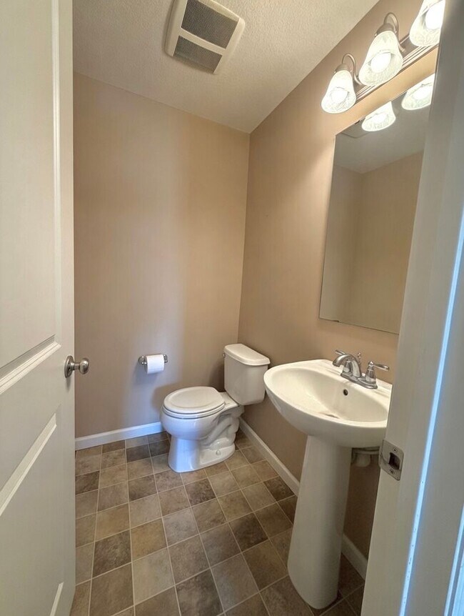 Building Photo - Rare 4 Bedroom End Unit Townhome in The Beautiful Stonemill Farms of Woodbury