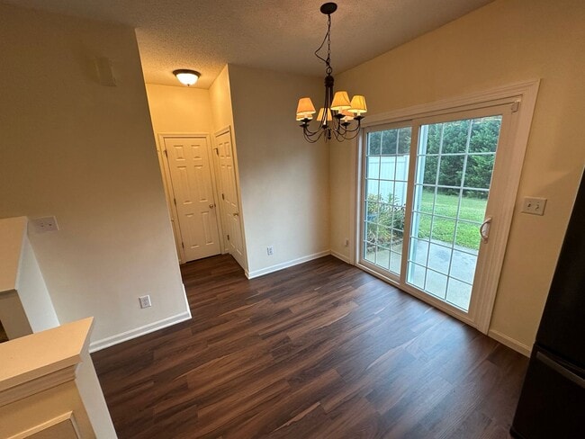 Building Photo - Great 2 Bedroom 2.5 Bath in Ridge Creek!