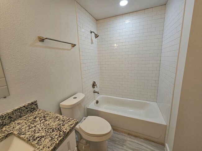 Building Photo - Recently rehabbed. Available now